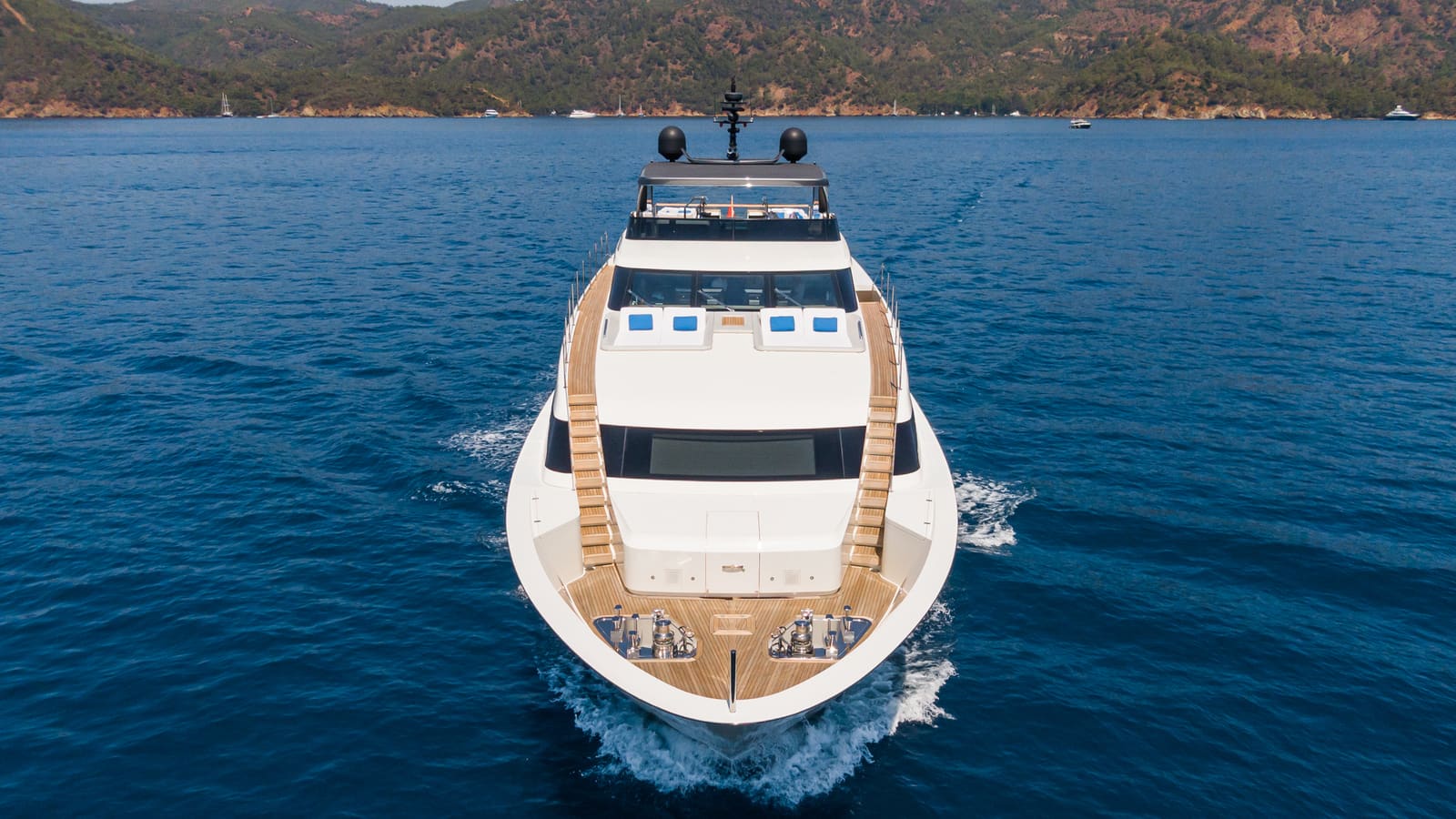 Çamlarla kaplı adalar arasında Sanlorenzo SL118 MORNING STAR, havadan görünüm