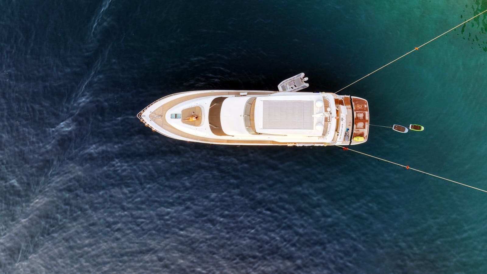 Turkuaz sularda demirlemiş Fairline Squadron 78, tam yukarıdan görünüm