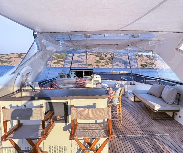 2010 Ferretti 830