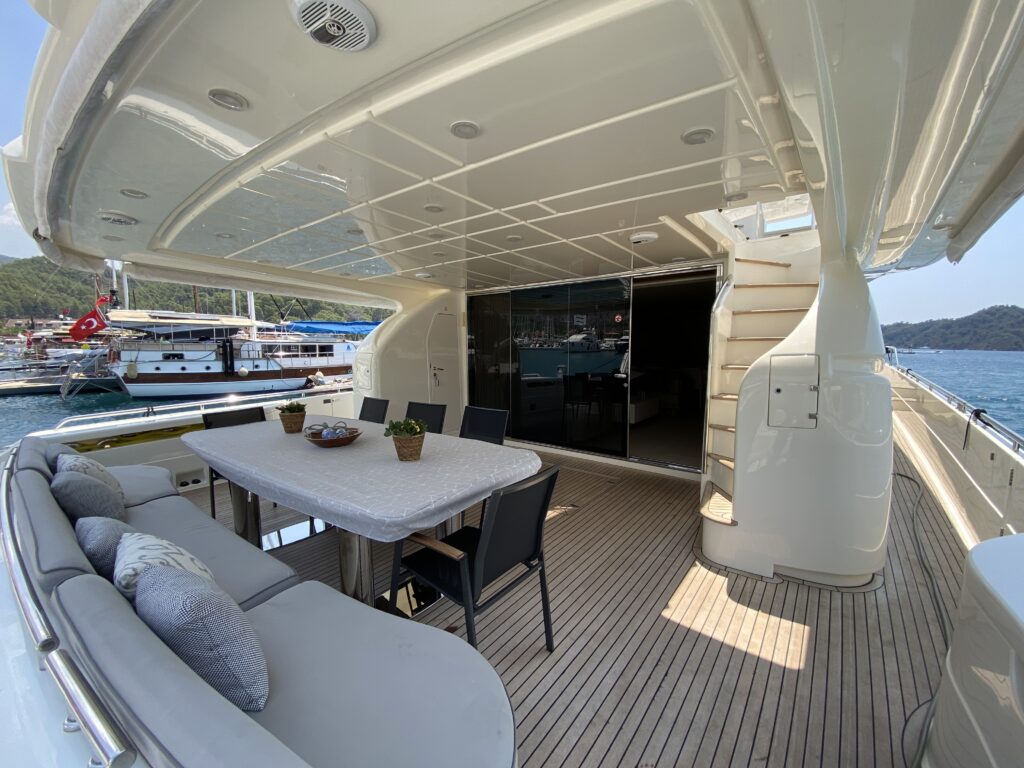 2010 Ferretti 881 HT