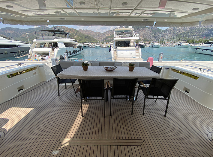 2010 Ferretti 881 HT